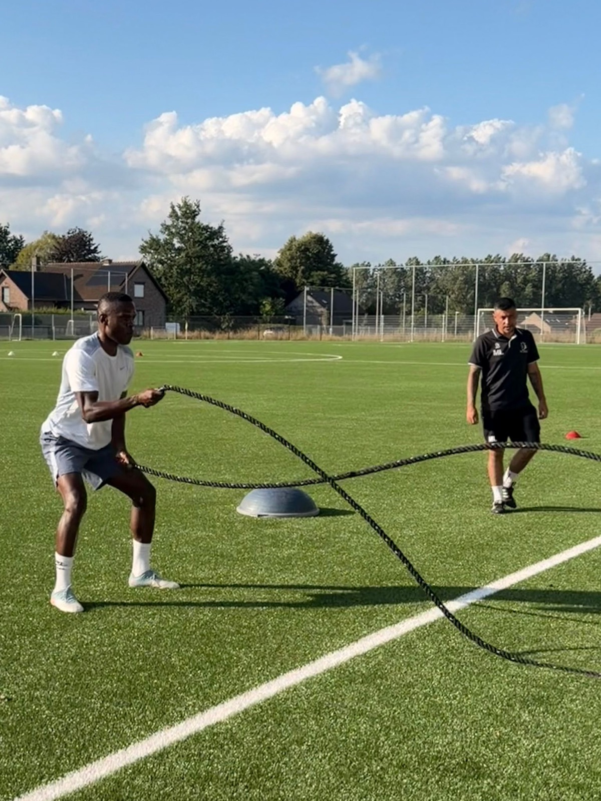 Conditietraining met battle ropes op het trainingsveld