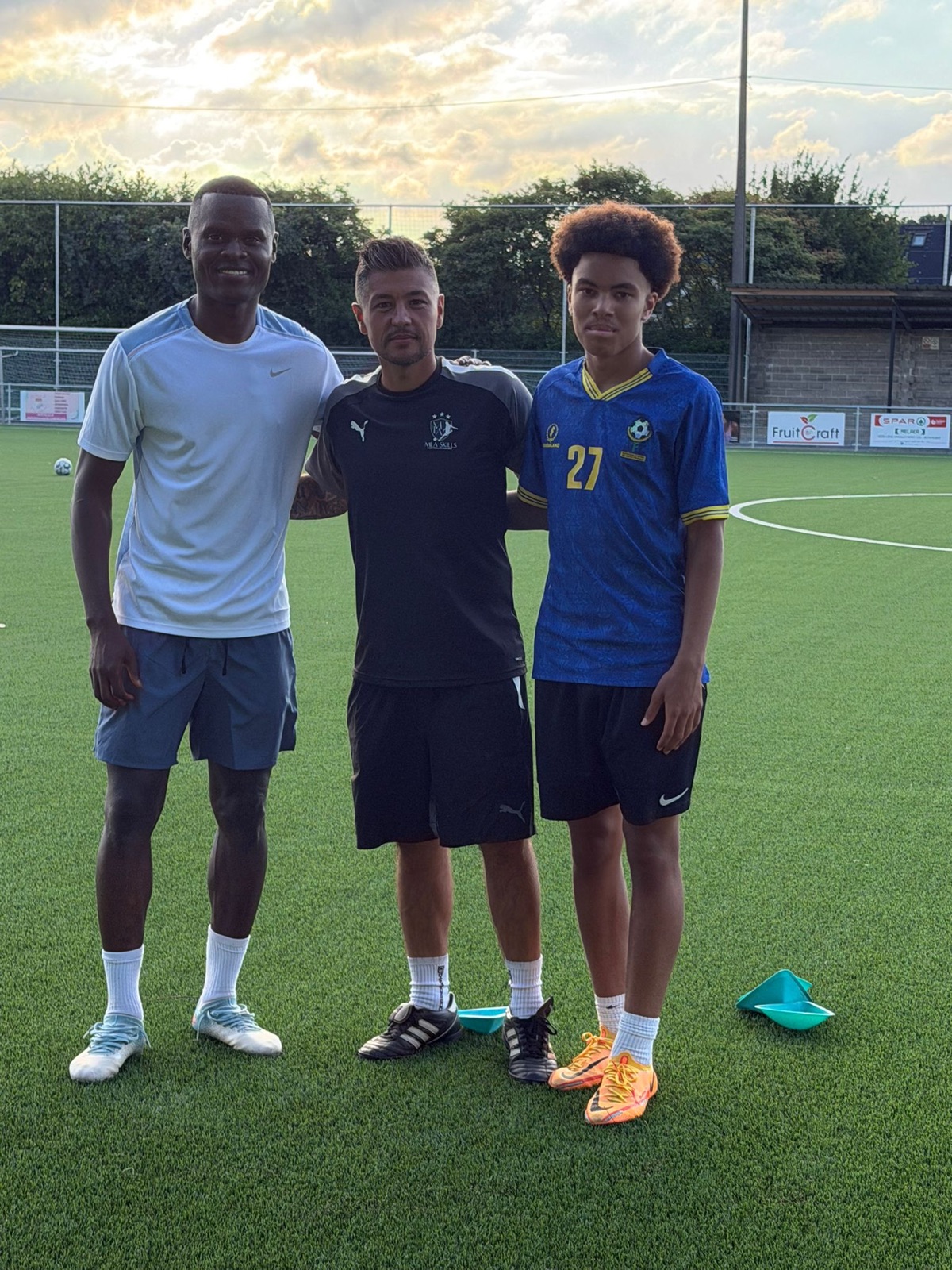 Jeugdspelers en profspelers samen op het trainingsveld
