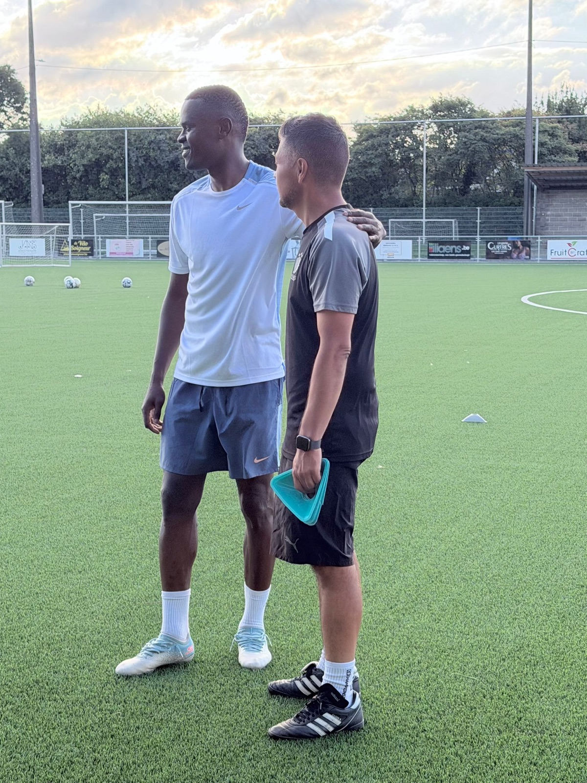 Manu Larose samen met een professionele speler op het veld