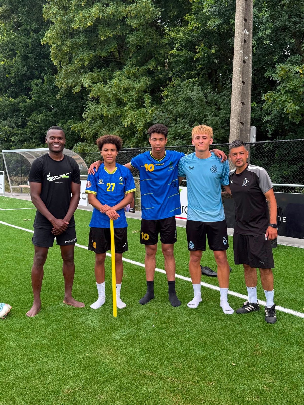 Groepsfoto van spelers en coach van MLA Skills